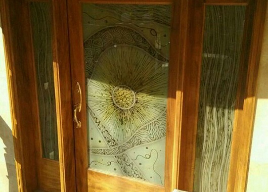 کاربردهای یک درب شیشه ای چوبی